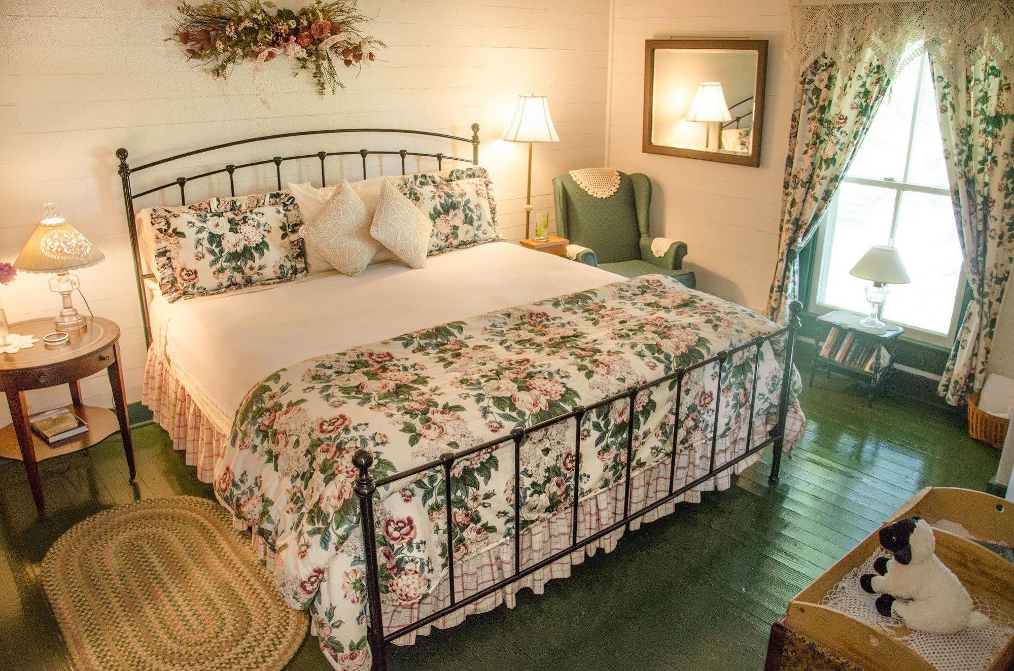 The Bed And Breakfast At Peace Hill Charles City Exterior photo